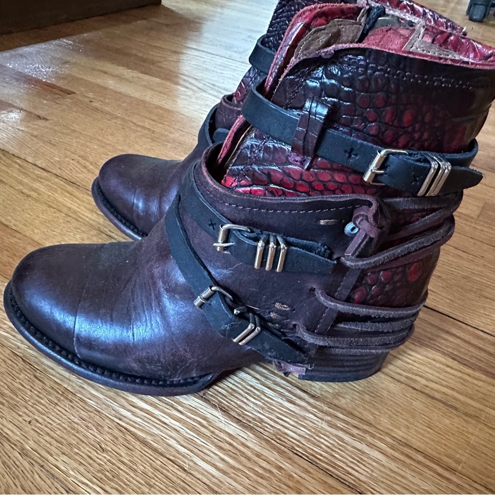 Freebird by Steven Crue boots in Wine Multi. Size 6